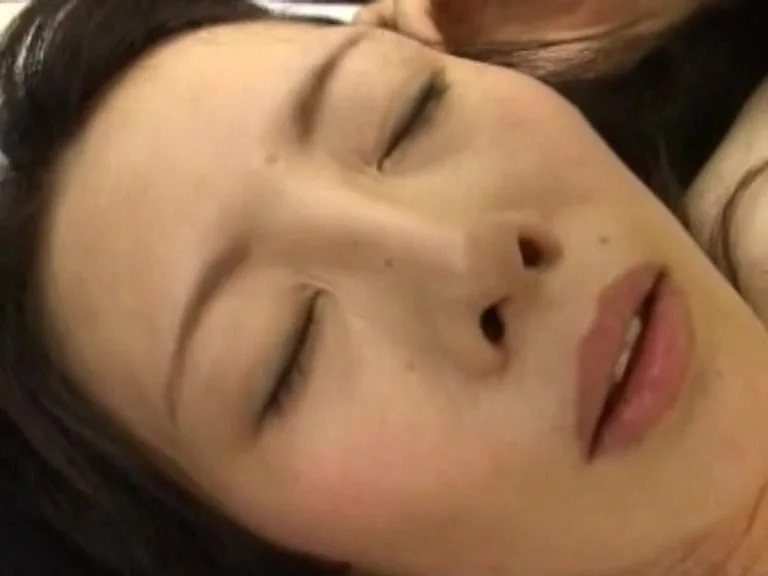 妻が浮気をする一番の原因は夫や家庭への不満です。 浮気をする女たち 妻の浮気 夫以外の男と寝る妻たち10人の浮気不倫実録 5時間 痴女 人妻 サンプル17