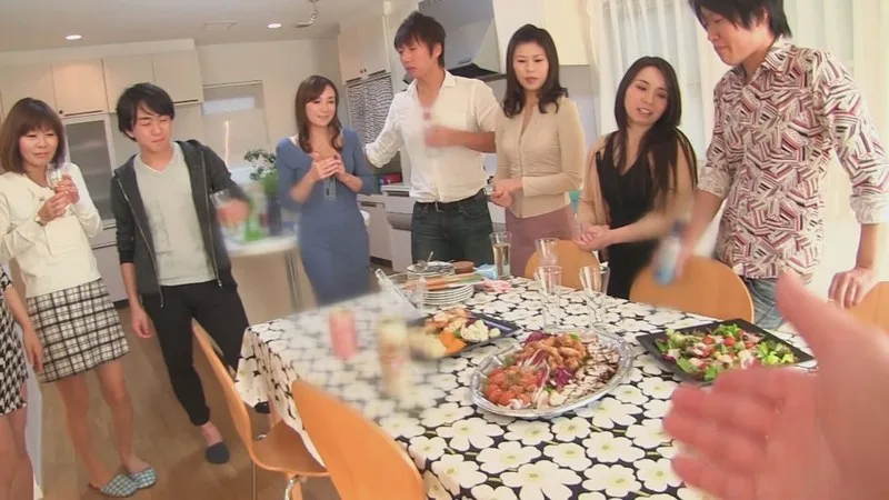 【闇落ち40歳主婦の記録】これもコンプラ違反！？不純異性交流パーティを主催した40歳結婚15年ムスコ3人の主婦、意中のセクメンと昼間のNTR不倫 痴女 人妻 サンプル1