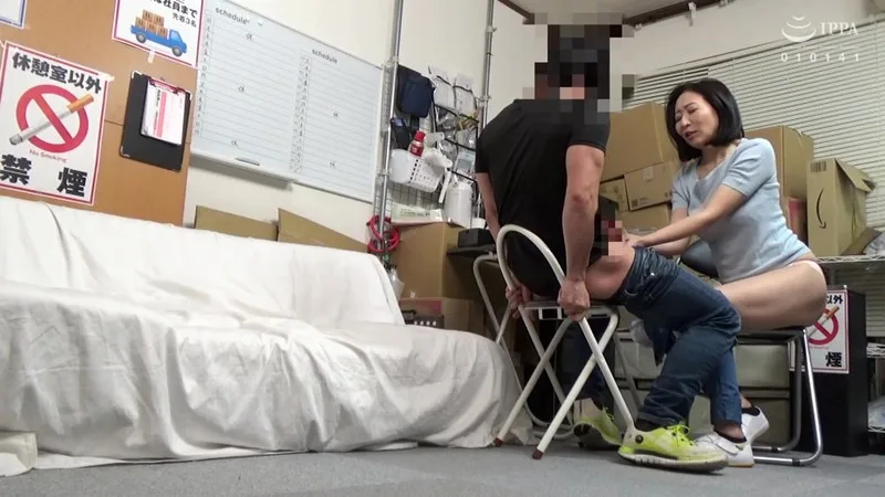 パートの人妻さんが若い従業員をこっそり連れ込んで楽しむヤリ部屋になっているバイト先の休憩室06 痴女 人妻 サンプル12