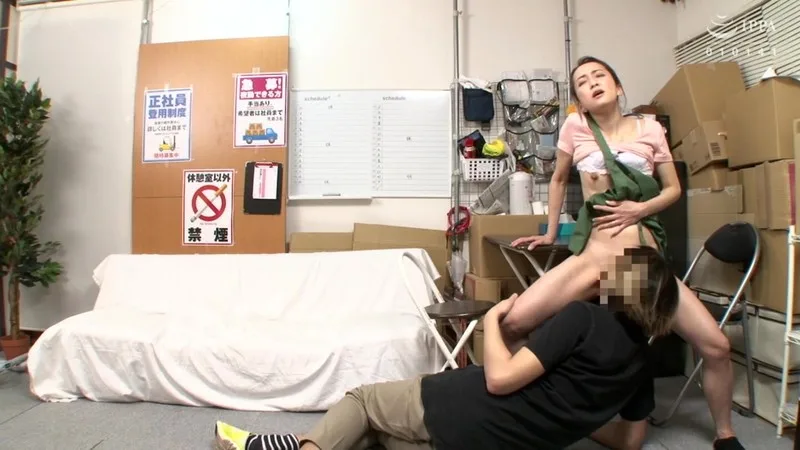 パートの人妻さんが若い従業員をこっそり連れ込んで楽しむヤリ部屋になっているバイト先の休憩室08 痴女 人妻 サンプル3