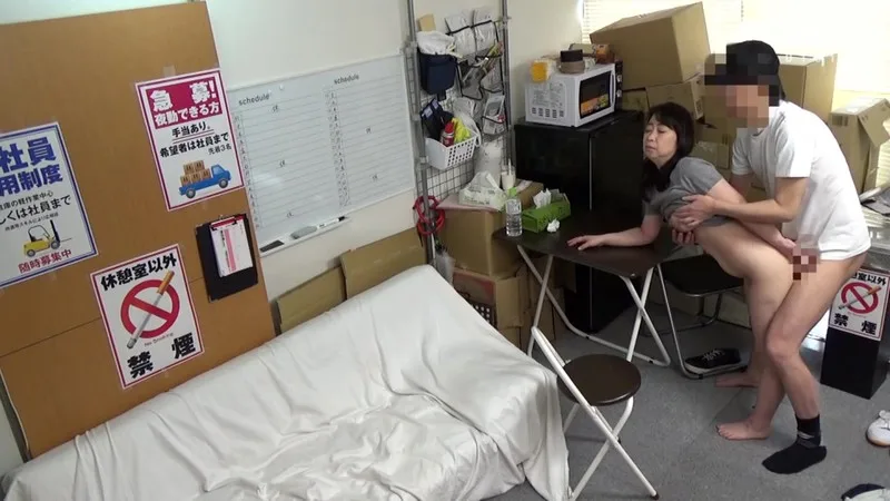 パートの人妻さんが若い従業員をこっそり連れ込んで楽しむヤリ部屋になっているバイト先の休憩室08 痴女 人妻 サンプル19