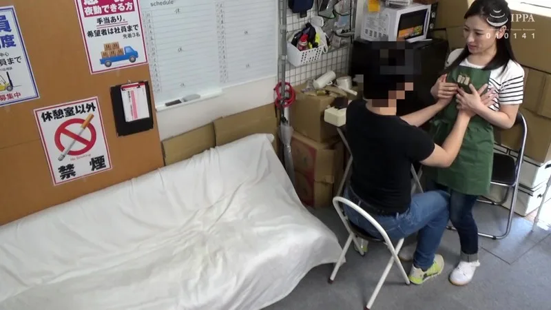 パートの人妻さんが若い従業員をこっそり連れ込んで楽しむヤリ部屋になっているバイト先の休憩室15 痴女 人妻 サンプル2