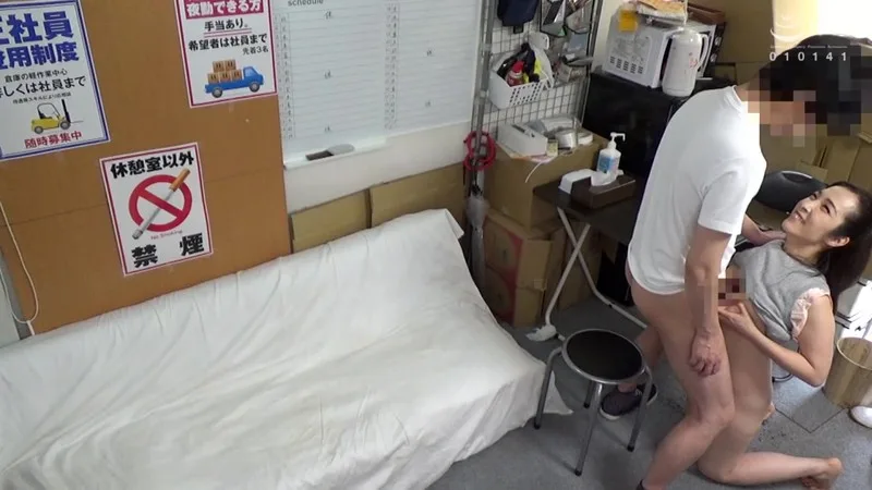 パートの人妻さんが若い従業員をこっそり連れ込んで楽しむヤリ部屋になっているバイト先の休憩室17 痴女 人妻 サンプル8