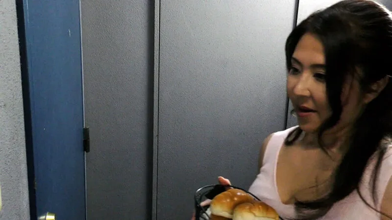 エロ過ぎ奥さんに勃起した肉棒にしゃぶりつくヤリモクお隣の奥さんと濃厚SEX！ 痴女 人妻 サンプル1