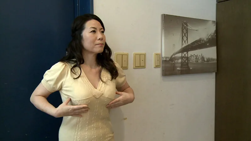 お隣の奥さんがエロ過ぎて…、思わず勃起の肉棒をしゃぶられてザーメンを搾り取られる痴熟女SEX！ 痴女 人妻 サンプル1