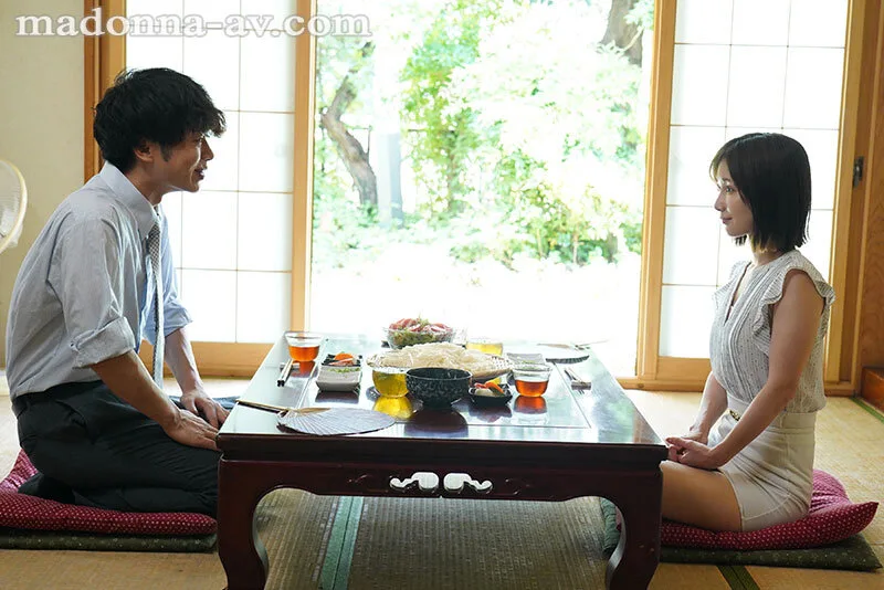 汗ほとばしる人妻の圧倒的な腰振りで、僕は一度も腰を動かさずに中出ししてしまった。 小島みなみ 小島みなみ 痴女 人妻 サンプル1